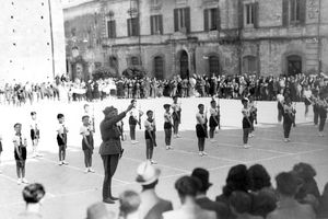 Anni '30 - Atri. Adunate di giovani italiani.